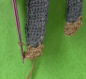 Crochet man 2 ply joining for second shoe neatening