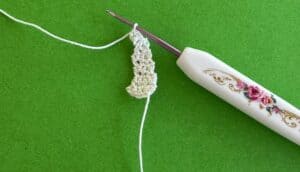 Crochet dalmatian pup 2 ply far front leg